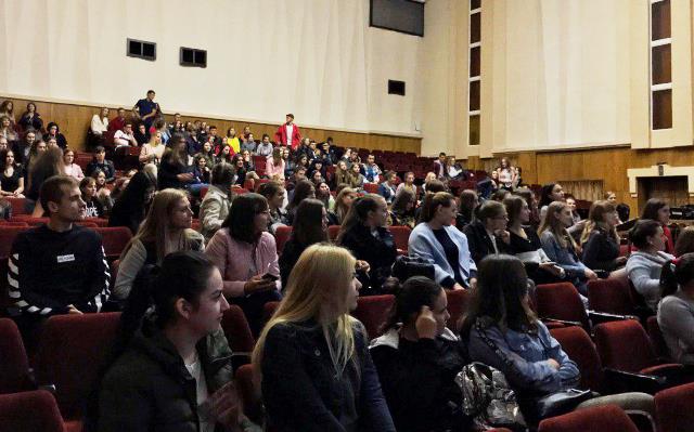 Повний глядачів актовий зал